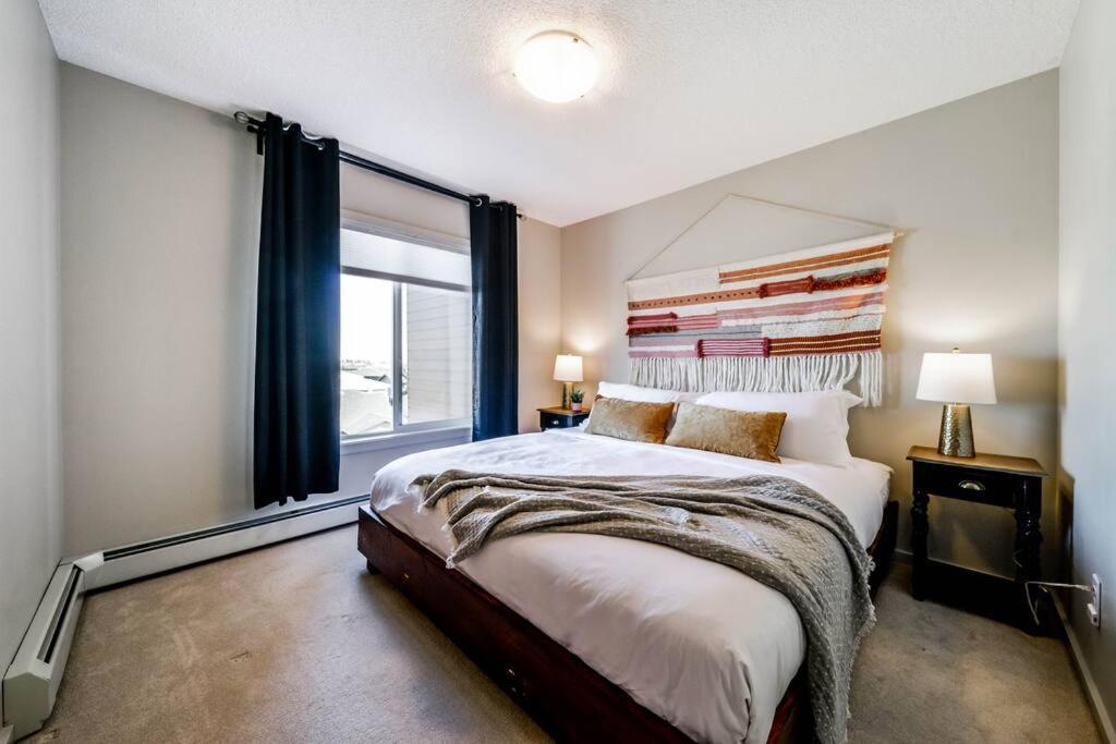 Bright Luxe Condo, Ac, Top Floor, King Bed, Balcony! Эдмонтон Экстерьер фото