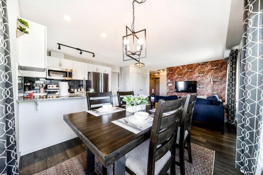 Bright Luxe Condo, Ac, Top Floor, King Bed, Balcony! Эдмонтон Экстерьер фото