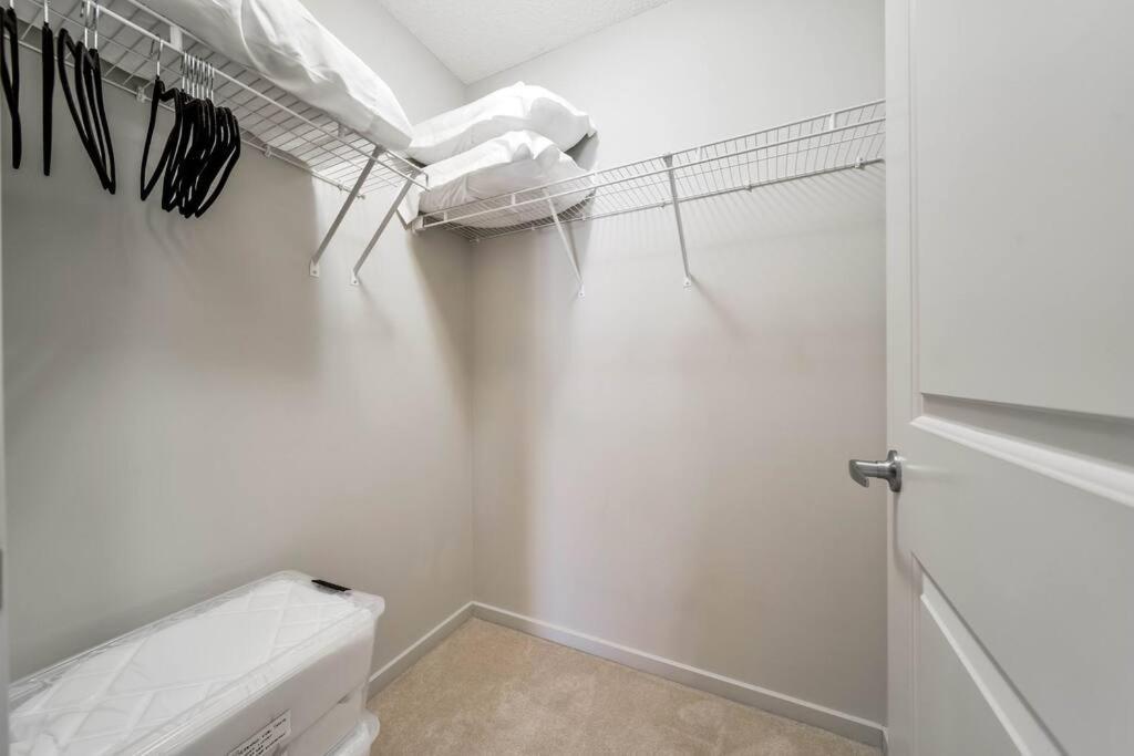 Bright Luxe Condo, Ac, Top Floor, King Bed, Balcony! Эдмонтон Экстерьер фото