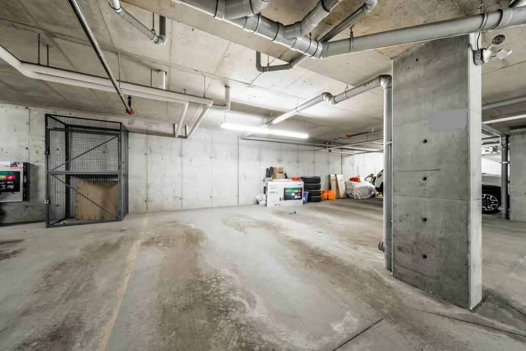 Bright Luxe Condo, Ac, Top Floor, King Bed, Balcony! Эдмонтон Экстерьер фото