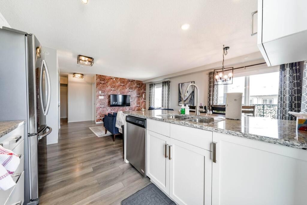 Bright Luxe Condo, Ac, Top Floor, King Bed, Balcony! Эдмонтон Экстерьер фото