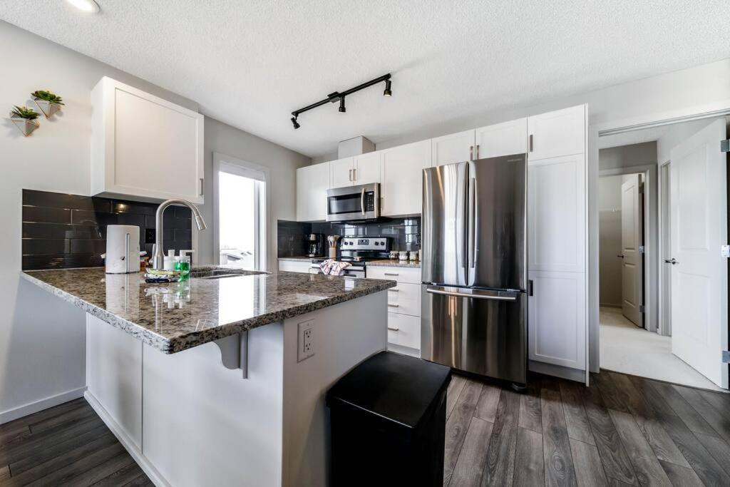 Bright Luxe Condo, Ac, Top Floor, King Bed, Balcony! Эдмонтон Экстерьер фото