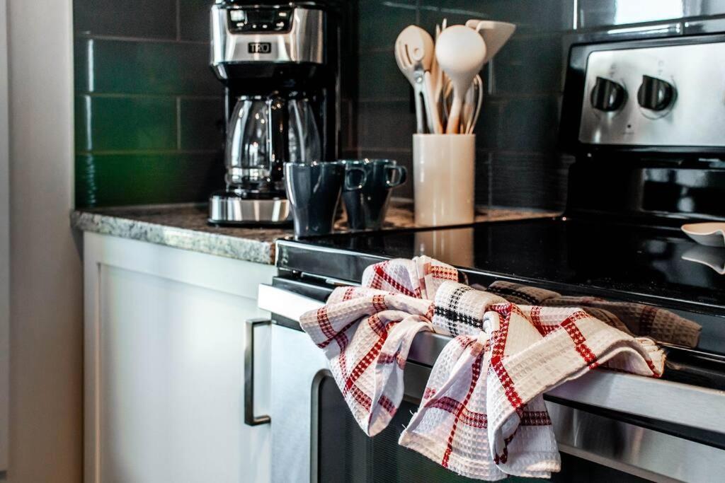 Bright Luxe Condo, Ac, Top Floor, King Bed, Balcony! Эдмонтон Экстерьер фото