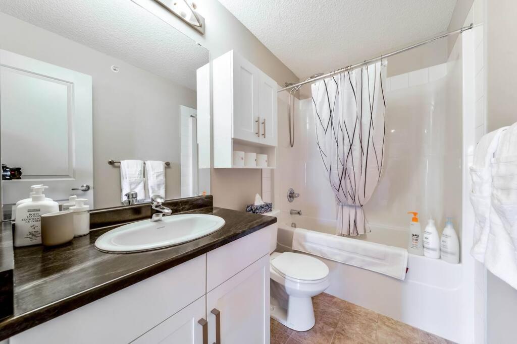 Bright Luxe Condo, Ac, Top Floor, King Bed, Balcony! Эдмонтон Экстерьер фото