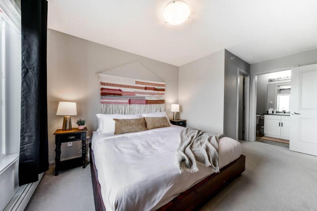 Bright Luxe Condo, Ac, Top Floor, King Bed, Balcony! Эдмонтон Экстерьер фото