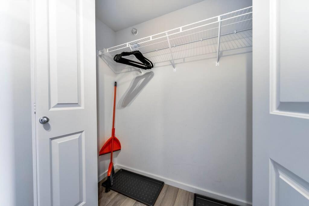 Bright Luxe Condo, Ac, Top Floor, King Bed, Balcony! Эдмонтон Экстерьер фото